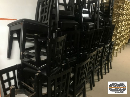 Liquidation mobilier de restaurant | Lot 35 chaises noires | structure bois  & assise simili cuir occasion - VENDU